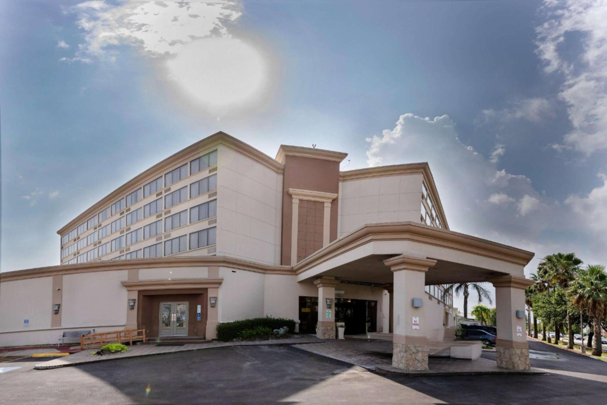 Wyndham Houston Hobby Airport Hotel South Houston Exterior photo